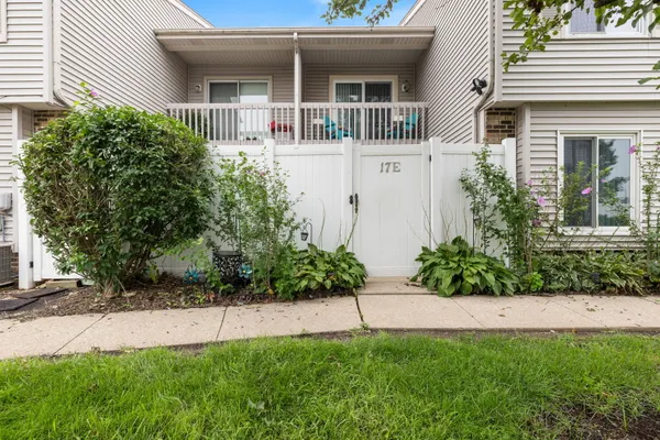 17 FERNWOOD DR E