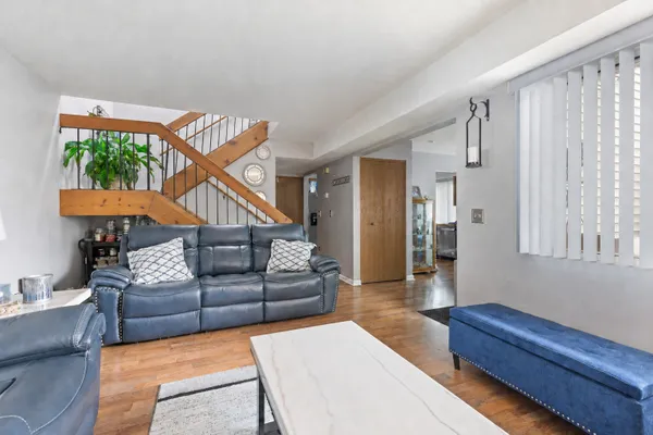17 FERNWOOD DR E