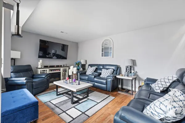 17 FERNWOOD DR E