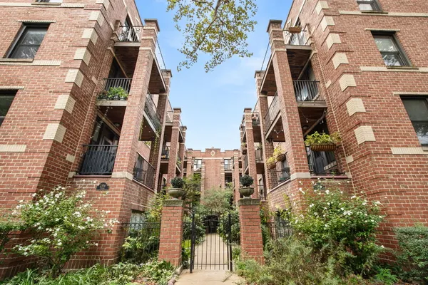 2112 N SEMINARY AVE 18