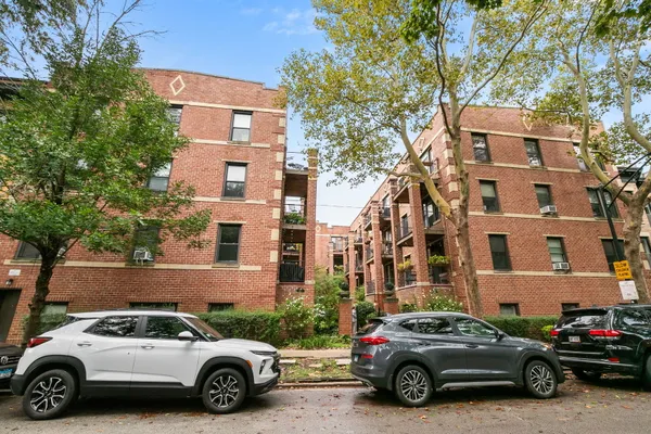 2112 N SEMINARY AVE 18