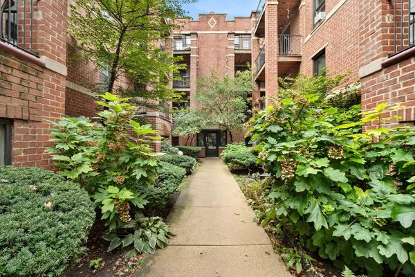 2112 N SEMINARY AVE 18