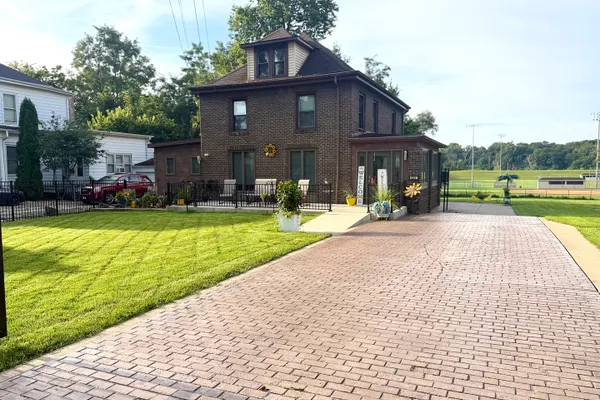527 E MAIN ST