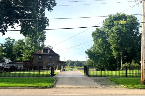 527 E MAIN ST