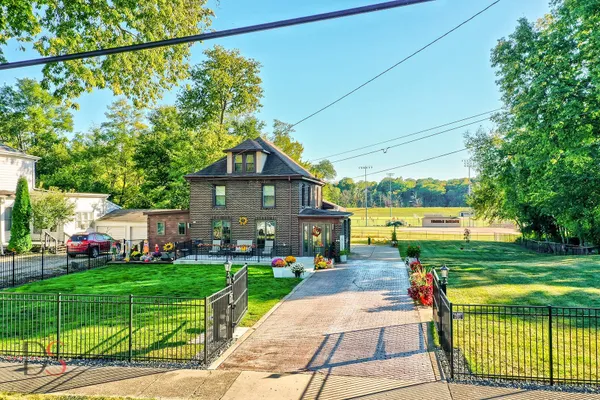 527 E MAIN ST