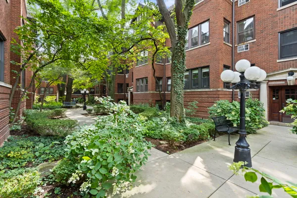821 LAKE ST 2S