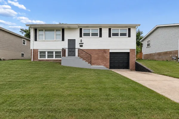 8836 OAKWOOD DR