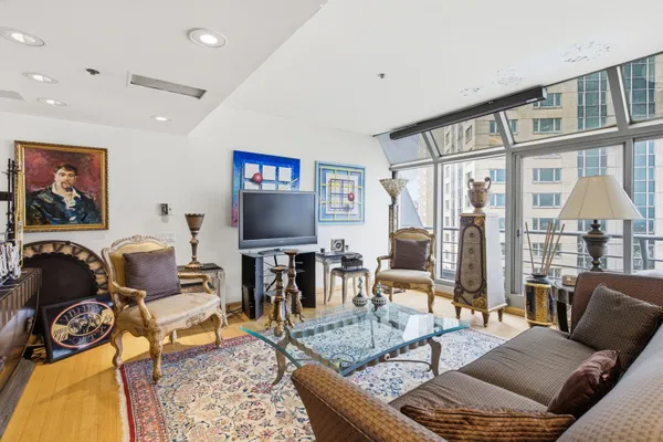 950 N MICHIGAN AVE 4704