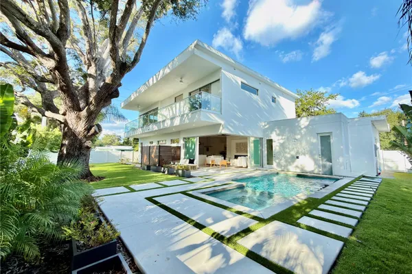 2010 HYDE PARK CIR