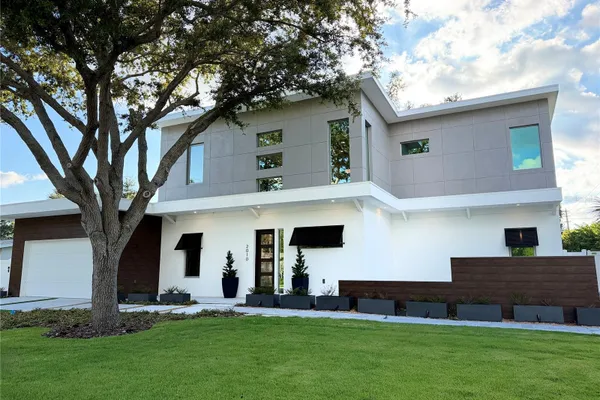 2010 HYDE PARK CIR