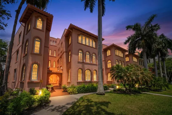 1221 N PALM AVE 202
