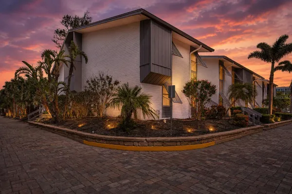 1141 W PEPPERTREE DR 1141