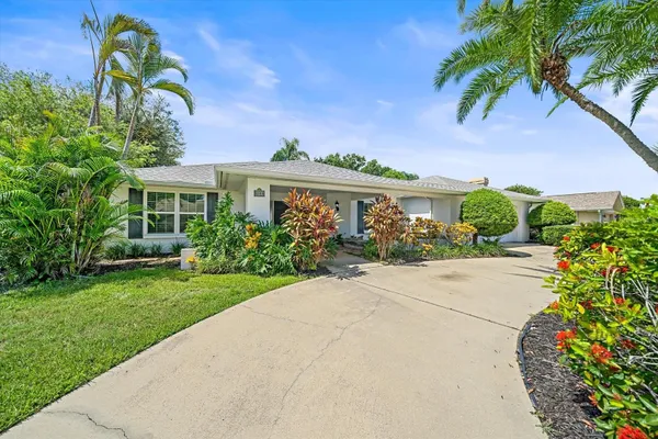 6840 COUNTRY LAKES CIR