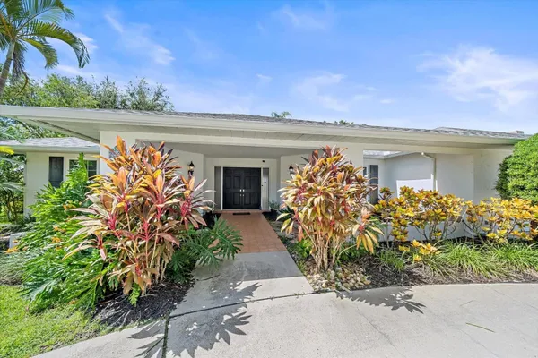 6840 COUNTRY LAKES CIR
