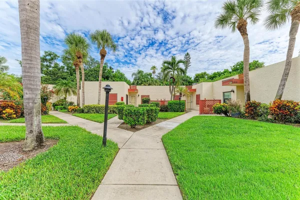 813 SPRING LAKES BLVD