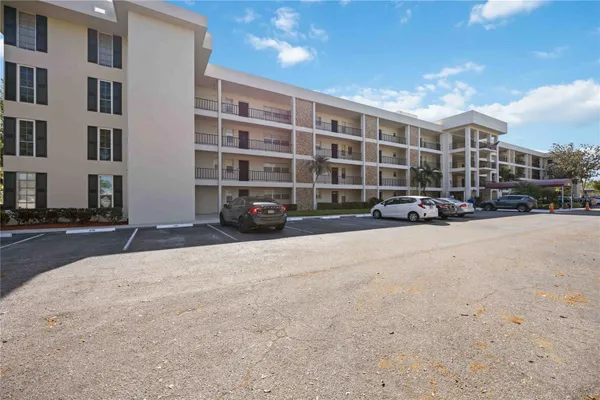 7461 W COUNTRY CLUB DR 207