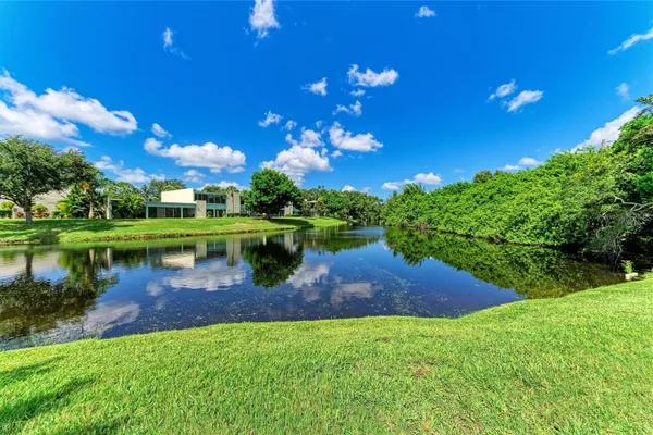 812 SPRING LAKES BLVD