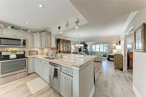 812 SPRING LAKES BLVD