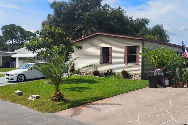 122 PINE TREE DR
