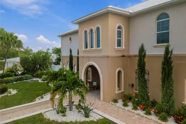 908 BAYSHORE DR