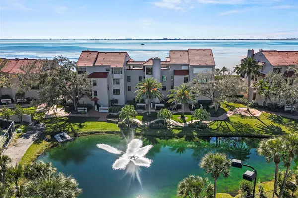 4565 BAY CLUB DR 27