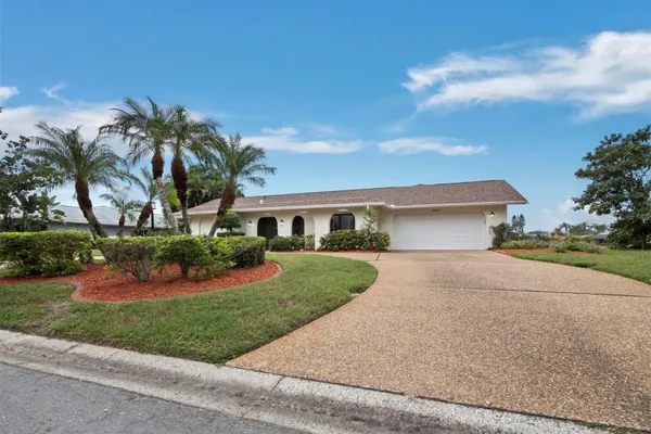 6945 COUNTRY LAKES CIR