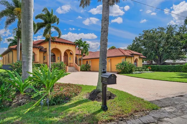 316 W BAY DR