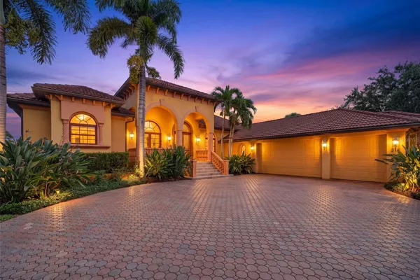 316 W BAY DR