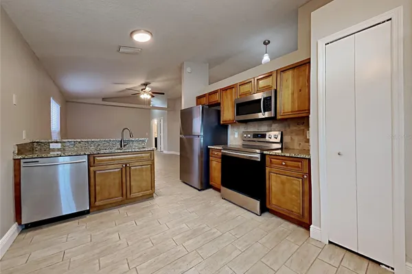 1604 CHATHAM CIR