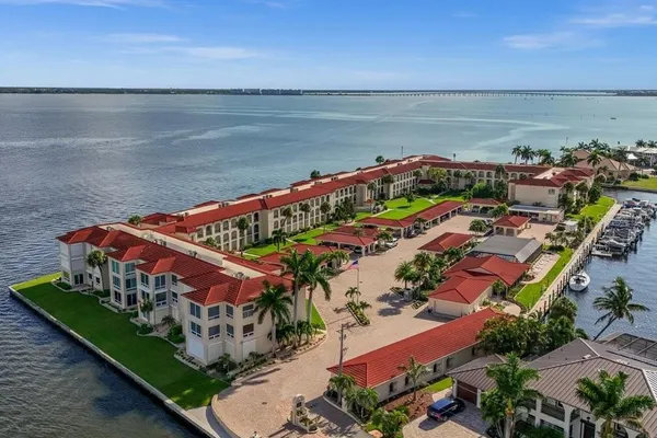 1 COLONY POINT DR 1C