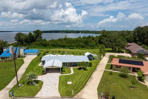 209 RIVER DR