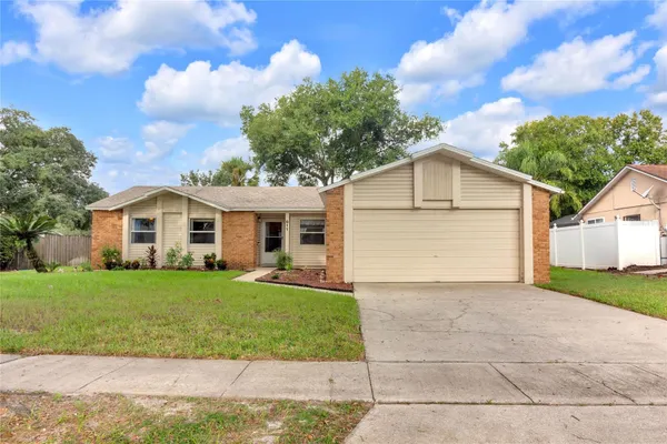 611 SHERWOOD OAKS CIR