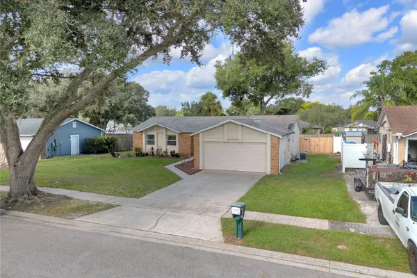 611 SHERWOOD OAKS CIR