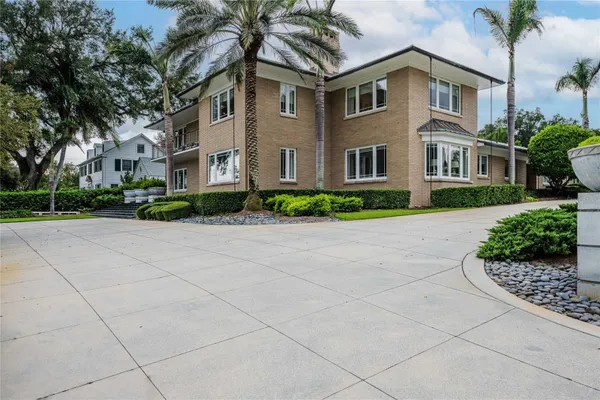 995 LAKE HOLLINGSWORTH DR