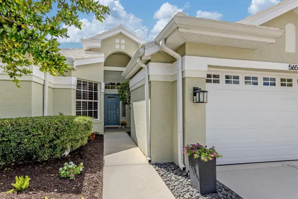 565 FALLBROOK DR