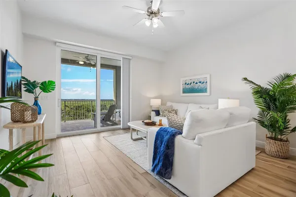 8 RIVERWALK DR 606