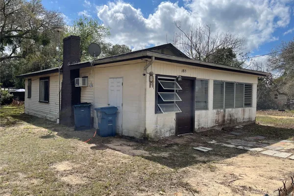 1813 ROBINSON DR