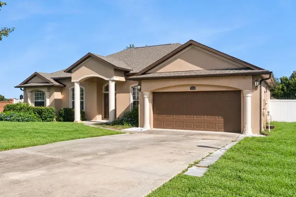2600 HOLLOW LN