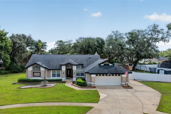 319 OAKWOOD CT