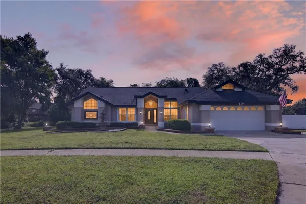 319 OAKWOOD CT