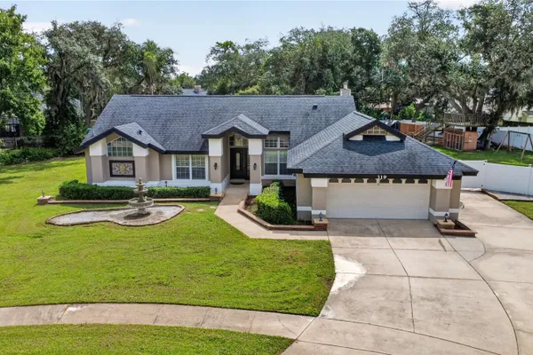 319 OAKWOOD CT