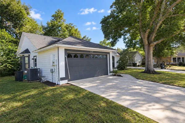 120 N ABERDEEN CIR