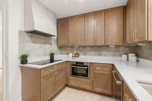 616 LAKE HOWELL RD