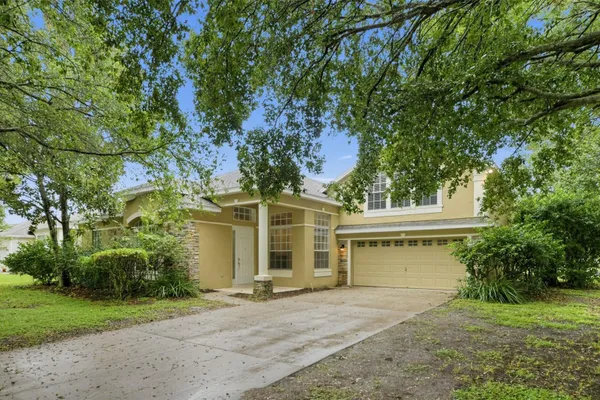 726 REGINA CIR