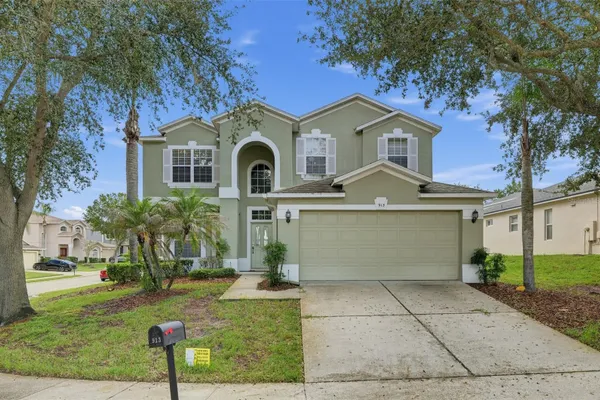 913 HENLEY CIR