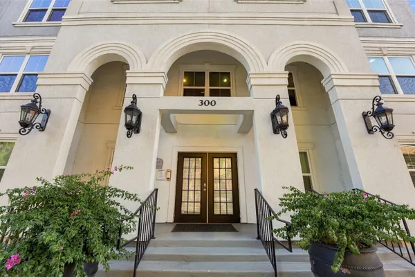 304 E S ST 5023