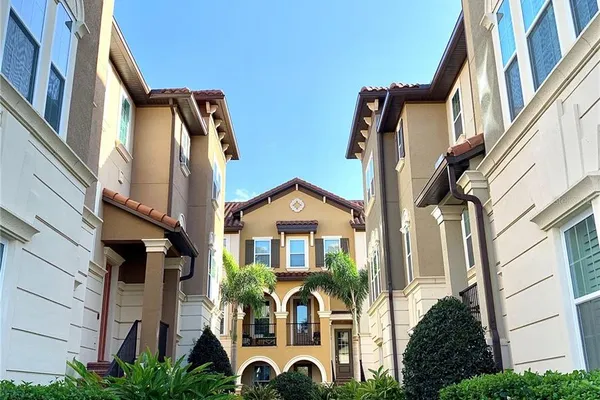 1220 LOBELIA DR