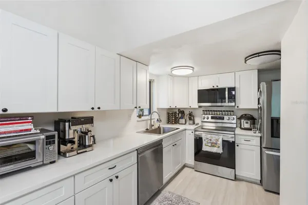200 FAIRWAY DR 200