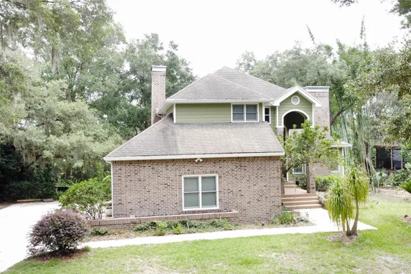 1016 LAKESIDE DR DR