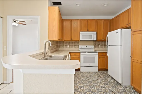 2586 GRAND CENTRAL PKWY 3